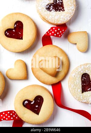 Traditioneller Linzer Plätzchen mit Erdbeermarmelade, Draufsicht. Valentinstag Konzept Stockfoto