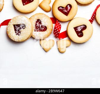 Traditioneller Linzer Plätzchen mit Erdbeermarmelade, Draufsicht, Kopierbereich. Valentinstag Konzept Stockfoto