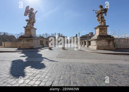 ROM, ITALIEN - 12. März 2020: Der beliebte Touristenort der Angelo-Brücke ist heute verlassen, ein seltener Anblick in Rom, Italien. Heute ist der Italiener gove Stockfoto