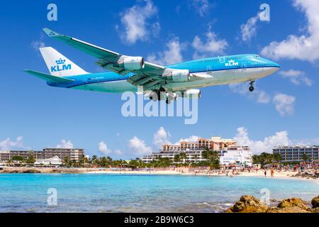 Sint Maarten - 16. September 2016: Boeing 747-400 der KLM Royal Dutch Airlines am Flughafen Sint Maarten (SXM) in Sint Maarten. Boeing ist ein amerikanischer Stockfoto