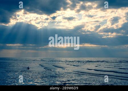 Sonnenstrahlen durch die Wolken über der Ostsee Stockfoto