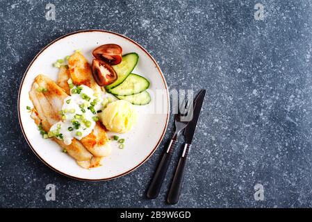 Gebratenes Basa-Filet mit Sauce, Kartoffelpüree und frischem Gemüse, Kopierraum, Draufsicht Stockfoto