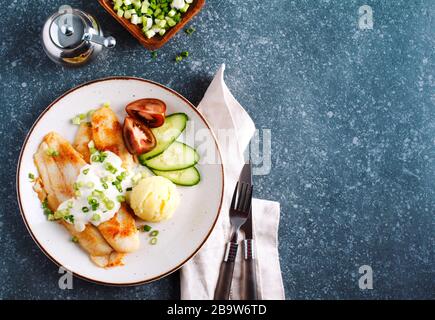 Gebratenes Basa-Filet mit Sauce, Kartoffelpüree und frischem Gemüse, Kopierraum, Draufsicht Stockfoto