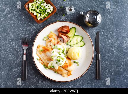 Gebratenes Basa-Filet mit Sauce, Kartoffelpüree und frischem Gemüse, Draufsicht Stockfoto