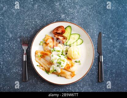 Gebratenes Basa-Filet mit Sauce, Kartoffelpüree und frischem Gemüse, Draufsicht Stockfoto