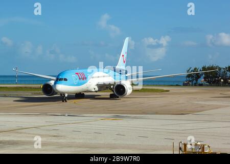 Sint Maarten - 21. September 2016: TUI Boeing 787-8 Dreamliner Flugzeug am Sint Maarten Airport (SXM) in Sint Maarten. Boeing ist ein US-amerikanisches Flugzeug Stockfoto