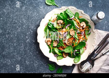 Spinatsalat mit Pilzen und Karotten sherried Stockfoto