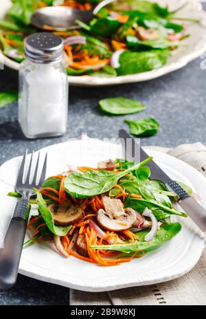 Spinatsalat mit Pilzen und Karotten sherried Stockfoto