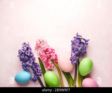 Frühling Osterhintergrund mit Blumen und Deko-Eiern, Kopierraum Stockfoto