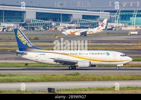 Guangzhou, China - 25. September 2019: China Postal Airlines Boeing 737-300SF Flugzeug am Flughafen Guangzhou (CAN) in China. Boeing ist ein US-amerikanisches airc Stockfoto