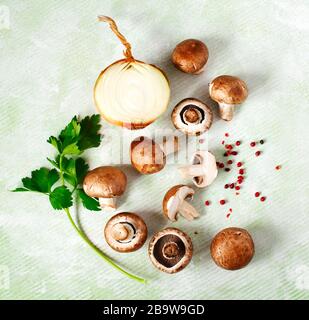Zutaten zum Kochen: Pilze und Gemüse, Gewürze und Kräuter. Vegetarisches Essen, Draufsicht Stockfoto