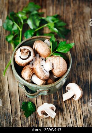 Frische Champignons auf hölzernen Hintergrund. Stockfoto