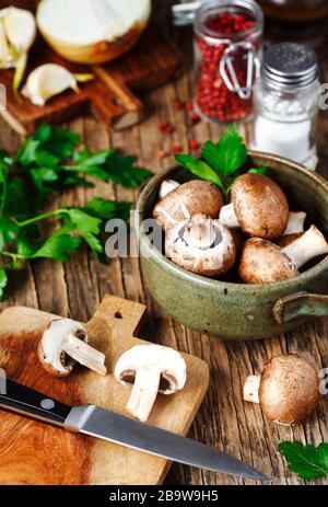 Zutaten zum Kochen: Pilze und Gemüse, Gewürze und Kräuter. Stockfoto