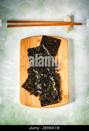 Japanischer oder koreanischer Snack mit geröstetem Algen. Geröstetes Getrocknetes Algen, Gesunder Snack Stockfoto