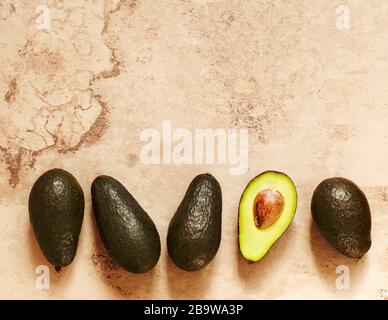 Frischer Avocado. Rahmen, Draufsicht, flaches Layout, Kopierbereich Stockfoto