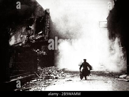 Während der Schlacht an der Lys, die auch als Vierte Schlacht von Ypern bekannt ist, explodierende britische Granaten in Armenieres wurden vom 7. April bis 29. April 1918 gekämpft und waren Teil der deutschen Frühjahrsoffensive in Flanderns während des ersten Weltkriegs Stockfoto