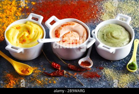 Vegane Mandeln Mayonnaise mit Wasabi, Chili und Kurkuma in der Schüssel. Milch-, Ei- und sojafrei Stockfoto