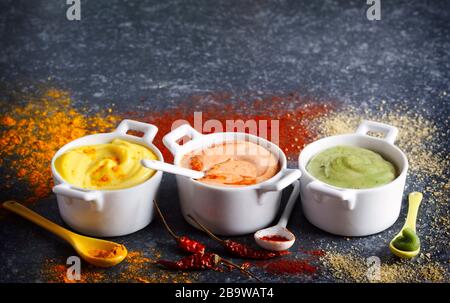 Vegane Mandeln Mayonnaise mit Wasabi, Chili und Kurkuma in der Schüssel. Milch-, Ei- und sojafrei, Kopierraum Stockfoto