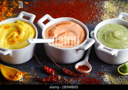Vegane Mandeln Mayonnaise mit Wasabi, Chili und Kurkuma in der Schüssel. Milch-, Ei- und sojafrei Stockfoto