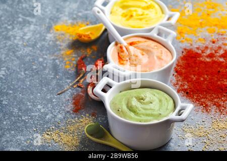 Vegane Mandeln Mayonnaise mit Wasabi, Chili und Kurkuma in der Schüssel. Milch-, Ei- und sojafrei, Kopierraum Stockfoto