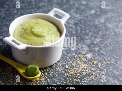 Vegane Mandeln Mayonnaise mit Wasabi, Kopierraum Stockfoto