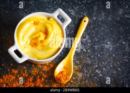 Vegane Mandeln Mayonnaise mit turmarinem in der Schüssel, Draufsicht, Kopierraum Stockfoto