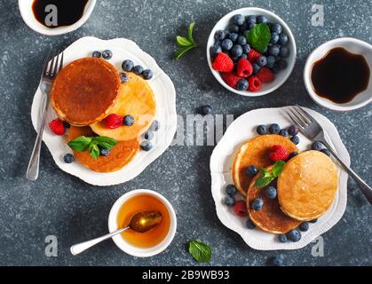 Pfannkuchen mit Beeren und Honig, Draufsicht. Stockfoto