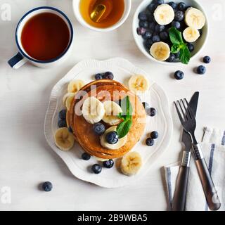 Pfannkuchen mit Beeren und Honig, Draufsicht. Stockfoto