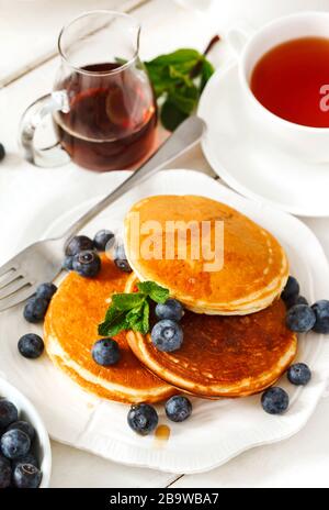 Pfannkuchen mit Beeren und Ahorn-Sirup. Stockfoto