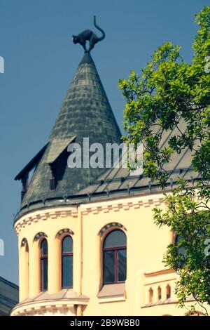 Haus mit einer Katze auf einem Kirchturm in Riga Stockfoto