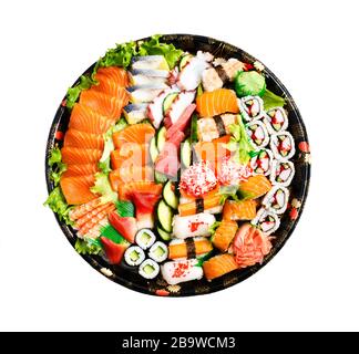 Sushi Set. Verschiedene Sashimi, Sushi und Rollen isoliert auf weißem Hintergrund, Draufsicht Stockfoto