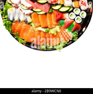 Sushi Set. Verschiedene Sashimi, Sushi und Rollen isoliert auf weißem Hintergrund, Draufsicht Stockfoto