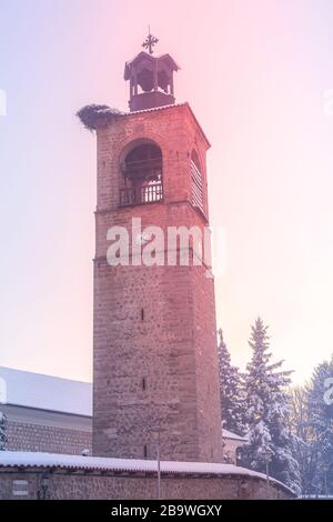 Kirchturm der Sveta Troitsa Kirche in Bansko, Bulgarien, farbenfroher Blick auf den Sonnenuntergang Stockfoto