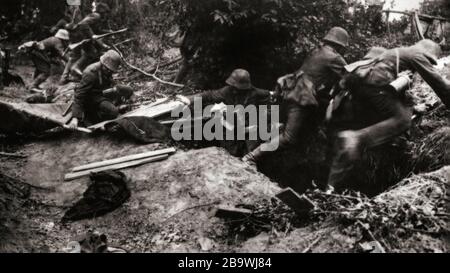 Deutsche Truppen der 18. Armee, die über einen französischen Graben im nordfranzösischen Montdider-Noyon, im Departement Somme, Hauts-de-France vordringen. Im Juni 1918 Teil der vierten deutschen Offensive, wieder mit Blick auf Paris. In der hastig angeordneten Gneisenau-Offensive greift die 18. Bundeswehr in südwestlicher Richtung in Richtung Paris an. Die Deutschen werden aber angehalten, da französische und amerikanische Truppen nach nur vier Tagen erfolgreich Gegenangriff und die neue Offensive zurückschlagen. Stockfoto