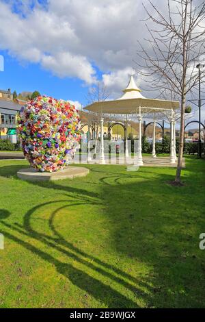 Das Herz aus Blumen und Bandstand im Fox Valley Retail Park, Stocksbridge, Sheffield, South Yorkshire, England, Großbritannien. Stockfoto