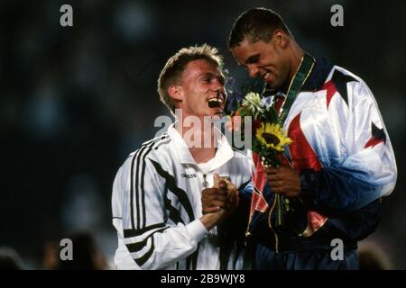 Atlanta, USA. März 2020. firo: 1996 Sport, Olympics, Summer Olympics, Olympia, Atlanta, 96, 1996, Archivbilder, LA, Leichtathletik, Zehnkampf, Männer, Männer Frank Busemann, Deutschland, gewinnt Silber, Links und, mit, Dan O'Brien, withte, USA, gewinnt Gold, Preisverleihung, Jubilation, Cheers Worldwide: Alamy News/Alamy News Stockfoto