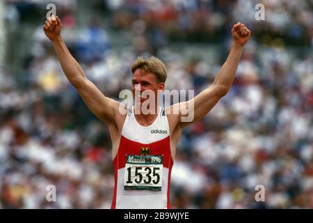 Atlanta, USA. März 2020. firo: 1996 Sport, Olympics, Summer Olympics, Olympia, Atlanta, 96, 1996, Archivbilder, LA, Leichtathletik, Zehnkampf, Männer, Männer, Frank Busemann, Deutschland, gewinnt Silber, Jubilation, Prost. Weltweite Nutzung Credit: Dpa/Alamy Live News Stockfoto