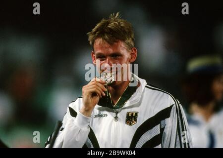 Atlanta, USA. März 2020. firo: 1996 Sport, Olympics, Summer Olympics, Olympia, Atlanta, 96, 1996, Archivbilder, LA, Leichtathletik, Zehnkampf, Männer, Männer Frank Busemann, Deutschland, gewinnt Silber, Jubilation, Jubel, Jubel, Biss auf seiner Medaille, Preisverleihung Nutzung weltweit Credit: Dpa/Alamy Live News Stockfoto