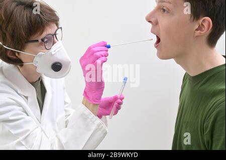 Arzt mit Nasopharyngealer Nase und Kehlstäbchen sammeln Stockfoto