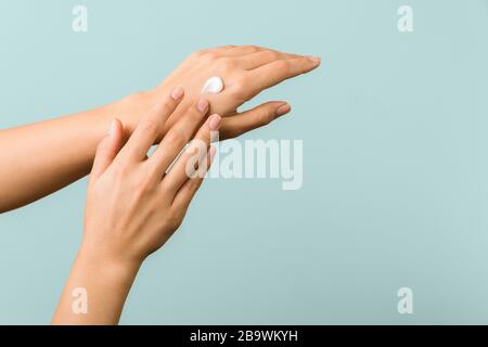 Nahaufnahme der Hände der Frau, die Handcreme auftragen Stockfoto