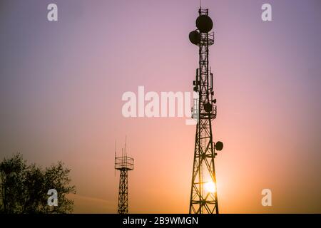 5G-Funksende-Tower mit Antennen zur Abdeckung Stockfoto