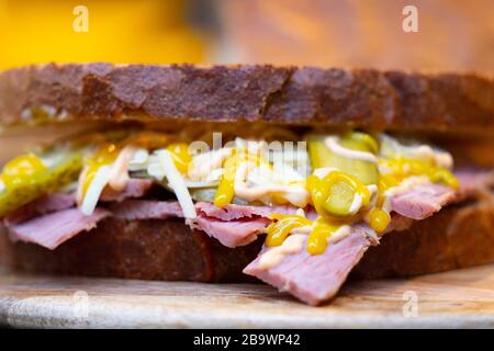 Reuben Sandwich an der Hiphster Food-Stall. Stockfoto