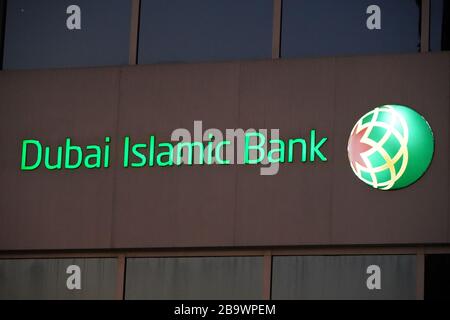 Dubai VAE Dezember 2019 - Dubai Islamic Bank ein großes Nahost-Banken, das am Abend ein Logo auf einem großen Gebäude errichtet. Nachtansicht. Stockfoto