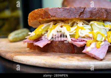 Reuben Sandwich an der Hiphster Food-Stall. Stockfoto