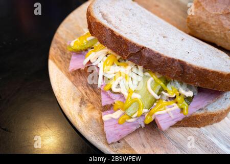 Reuben Sandwich an der Hiphster Food-Stall. Stockfoto