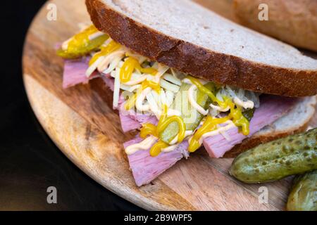 Reuben Sandwich an der Hiphster Food-Stall. Stockfoto