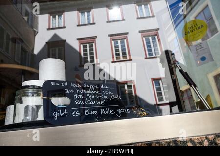 25. März 2020, Baden-Württemberg, Eßlingen: Im Schaufenster eines Restaurants, das im Coronakrise in Gläsern Suppe und Eintöpfe anbietet, befindet sich neben Toilettenpapierrollen ein Schild mit der Aufschrift "es gibt noch Suppe. Wenn Sie drei Gläser "Chili Sin Carne" mitbringen, erhalten Sie eine Rolle kostenlos". Um die Ausbreitung des Coronavirus zu verlangsamen, wurde das öffentliche Leben weitgehend reduziert. Foto: Sebastian Gollnow / dpa Stockfoto