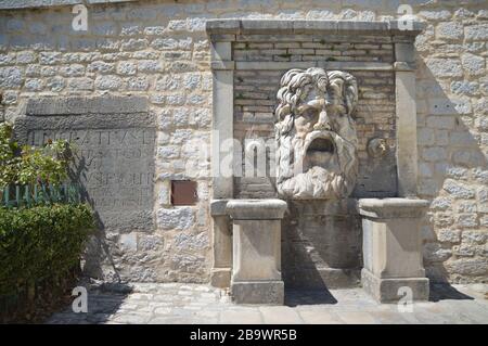 Ein alter römischer Brunnen in Sepino, einem Dorf in der Region Molise in Italien Stockfoto