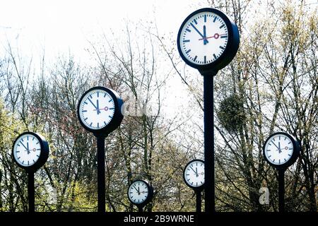 Umstrittener Wochenendzeitwechsel. Uhreninstallation Zeitfeld von Klaus Rinke am nördlichen Eingang des Volksgartens in Düsseldorf. Stockfoto