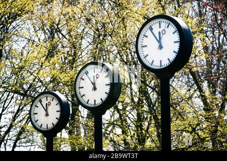 Umstrittener Wochenendzeitwechsel. Uhreninstallation Zeitfeld von Klaus Rinke am nördlichen Eingang des Volksgartens in Düsseldorf. Stockfoto